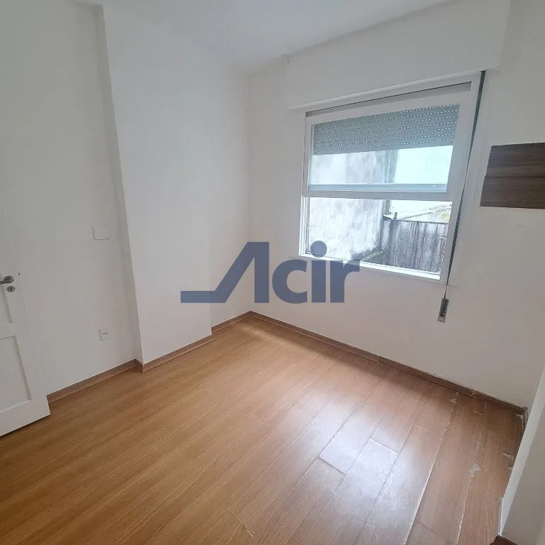 Wood or laminate floors in a one-bedroom apartment, 39 m² — photo 19