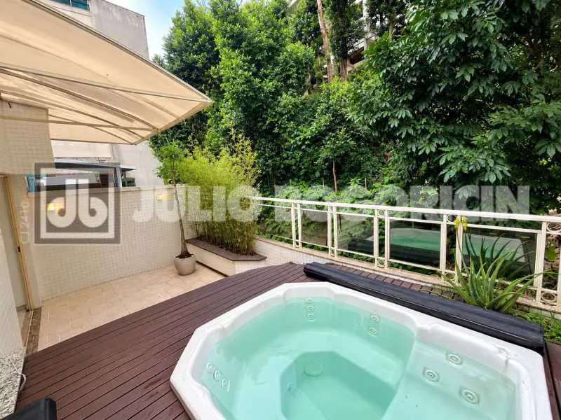 3-bedroom apartment with a park view in Rio de Janeiro — photo 14