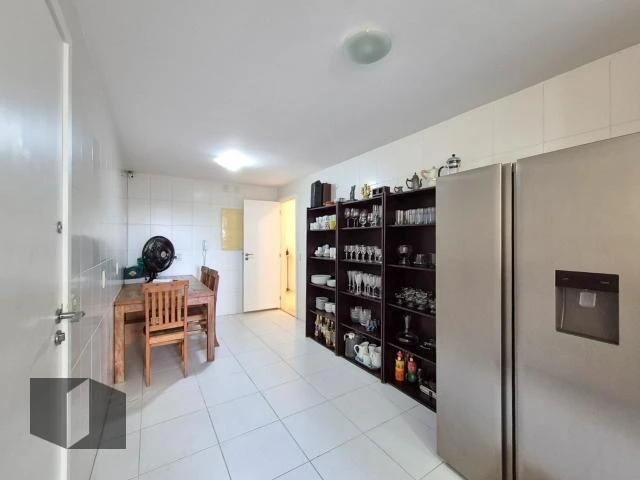 Apartment with 4 bedrooms and 4 bathrooms — photo 33