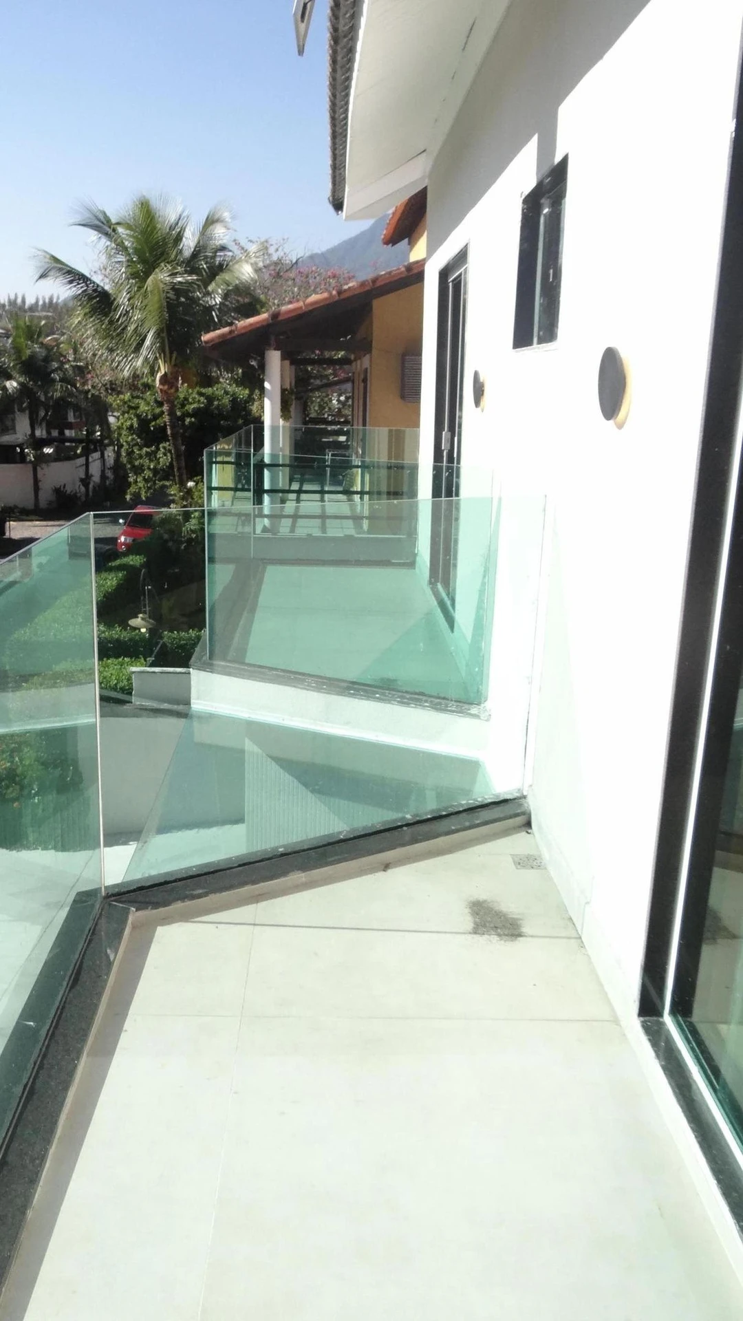 Casa de 384 m² com janelas do piso ao teto e varanda gourmet — photo 7
