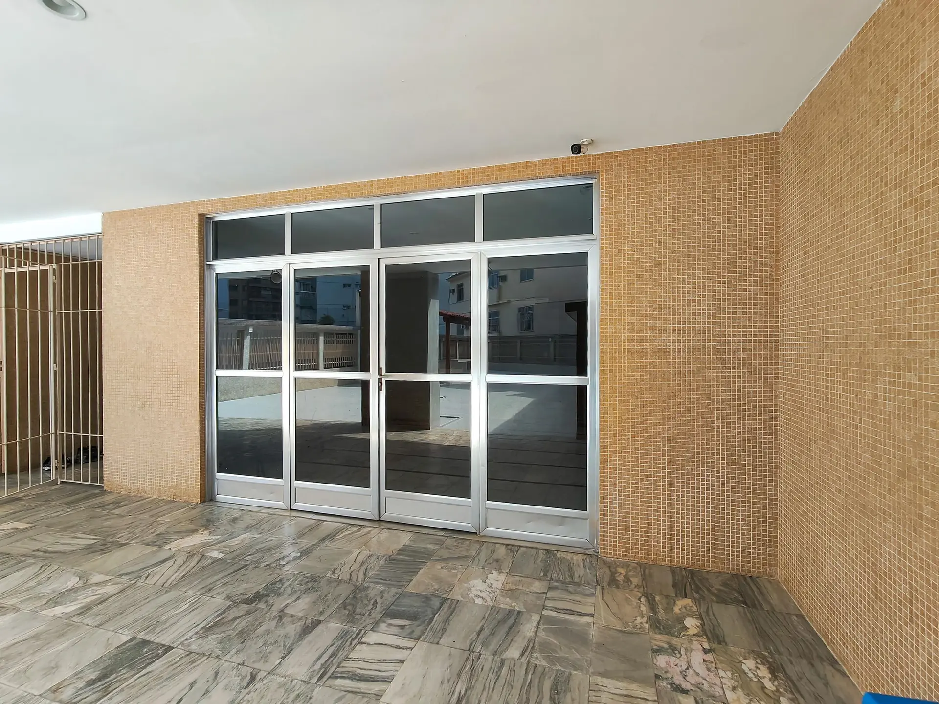 Balcony with a grill in a 3-bedroom apartment, 135 m² — photo 29