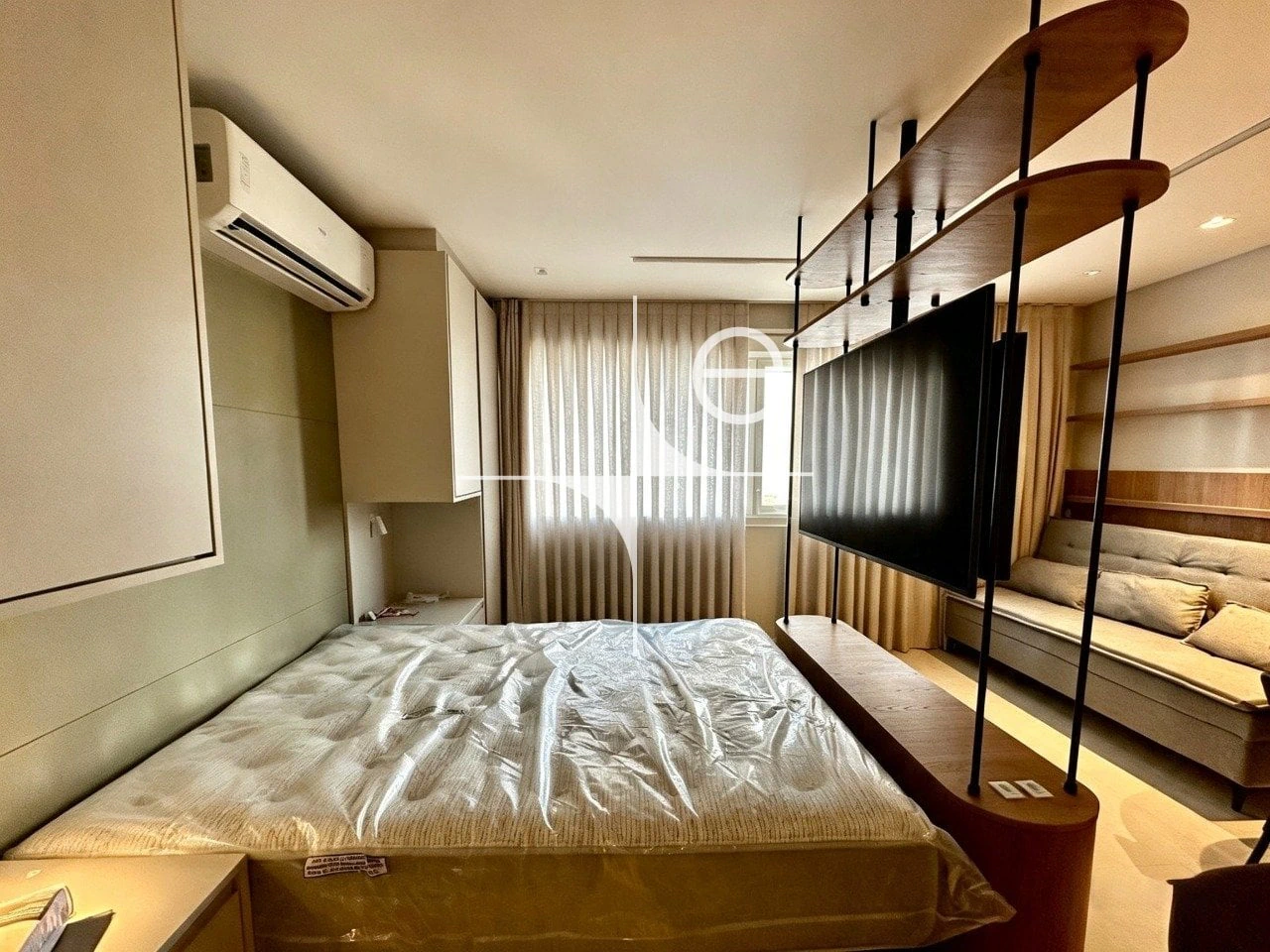 Furnished 1-bedroom apartment with an open-plan kitchen — photo 10