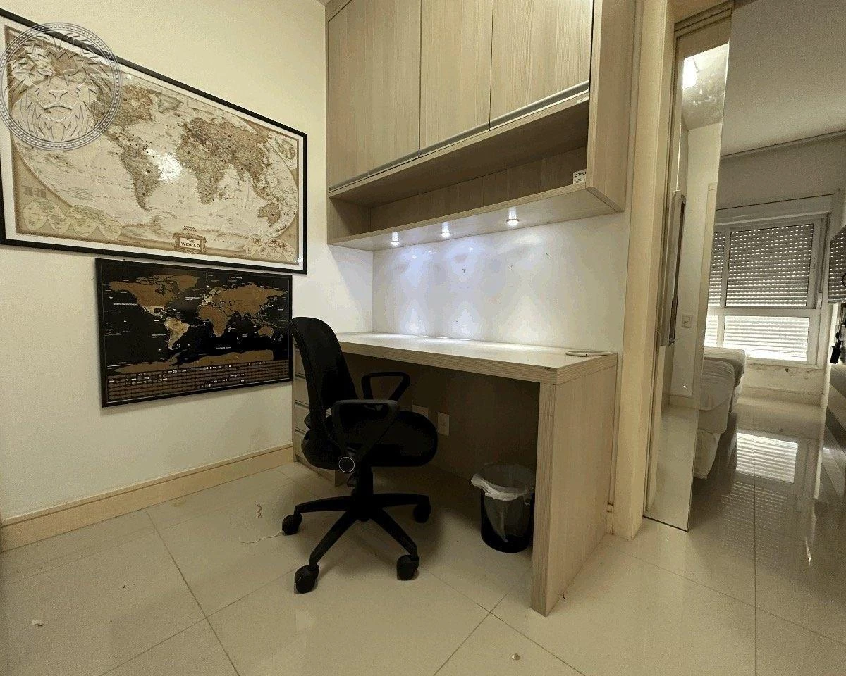 Balcony with a grill in a 2-bedroom apartment, 91 m² — photo 20