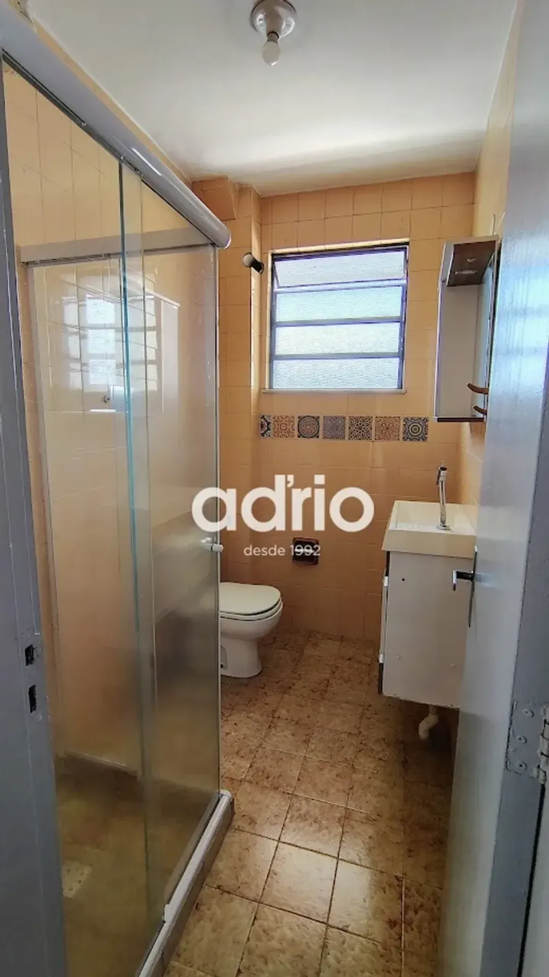 Apartamento com piso de madeira ou laminado, Tanque — photo 4
