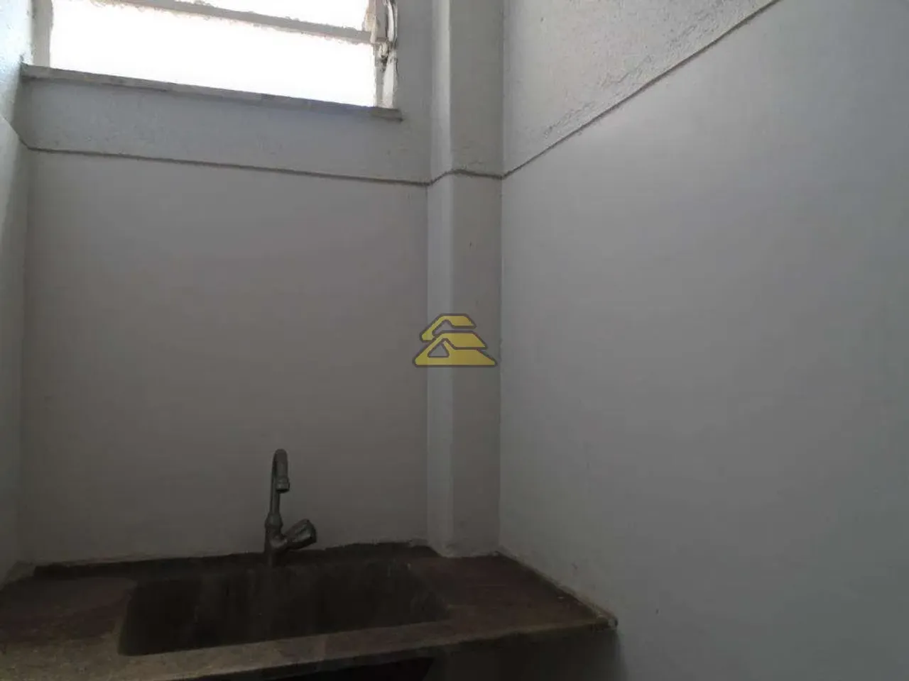 1-bedroom apartment with elevator and ceramic tile floors — photo 2