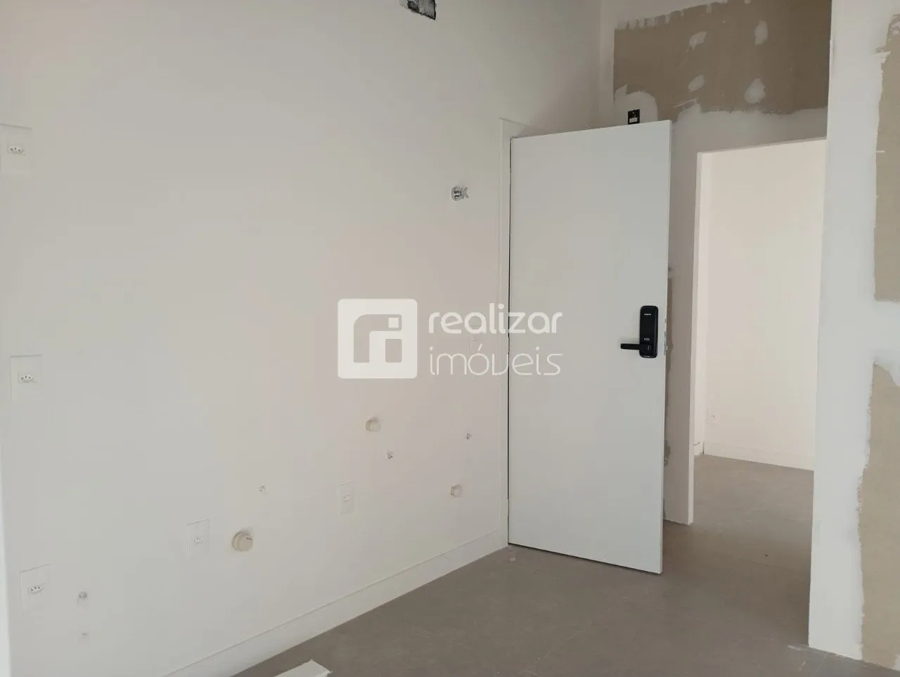 Furnished 1-bedroom apartment with open-plan kitchen — photo 35