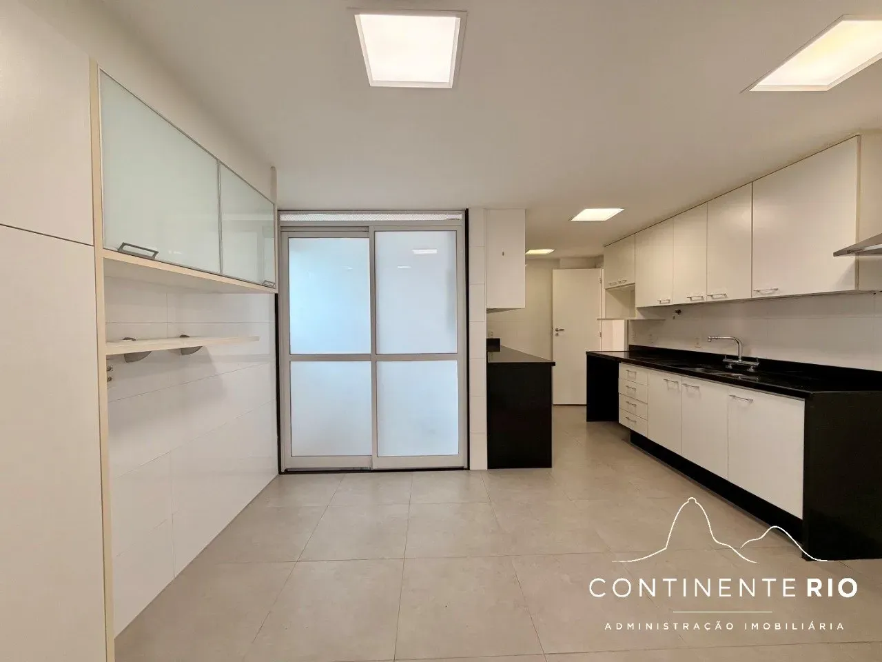 Apartamento de 4 quartos com janelas do piso ao teto, Leblon