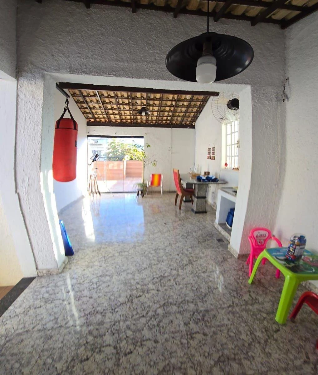 Walk-in closet in a 4-bedroom house, 220 m² — photo 5