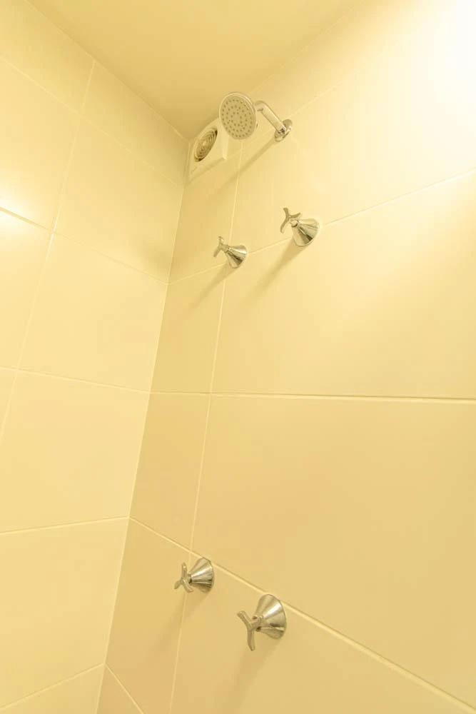 2-bedroom apartment in a building with a gym — photo 17