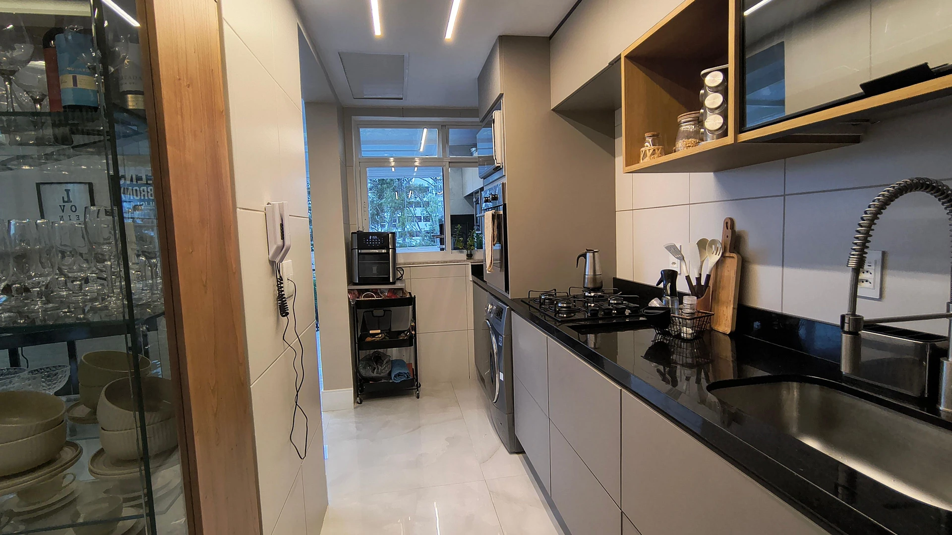 Furnished apartment, 150 m², with a grill on the balcony — photo 32
