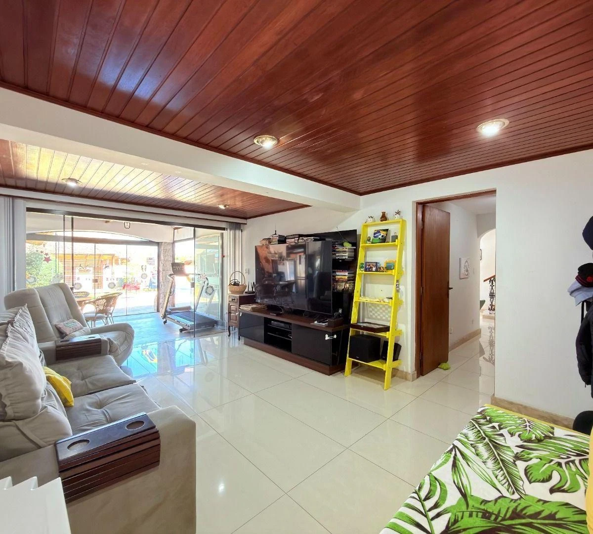 4-bedroom house with a bathtub in Curitiba — photo 21