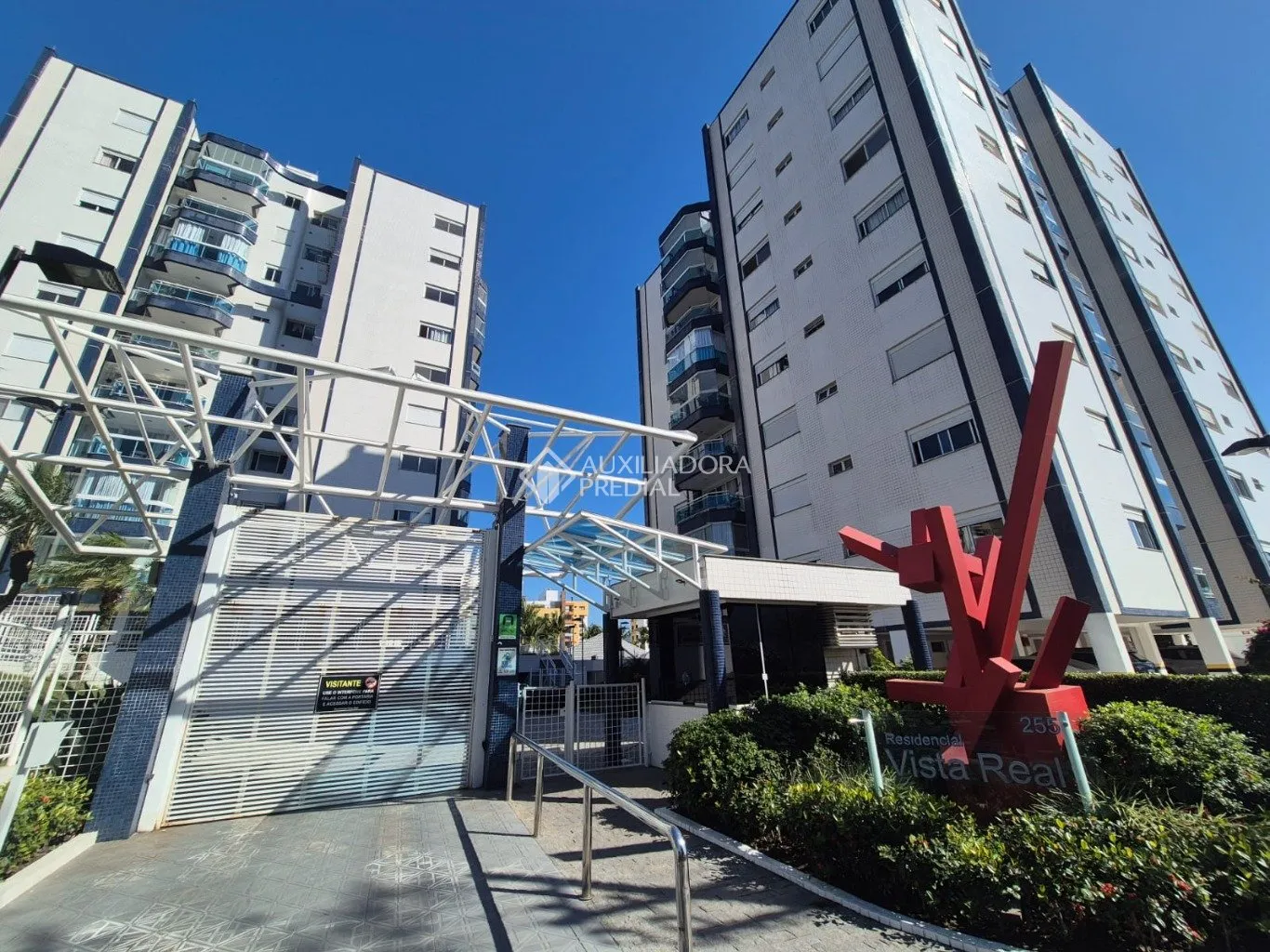 Furnished apartment with 3 bedrooms and 137 m² — photo 46