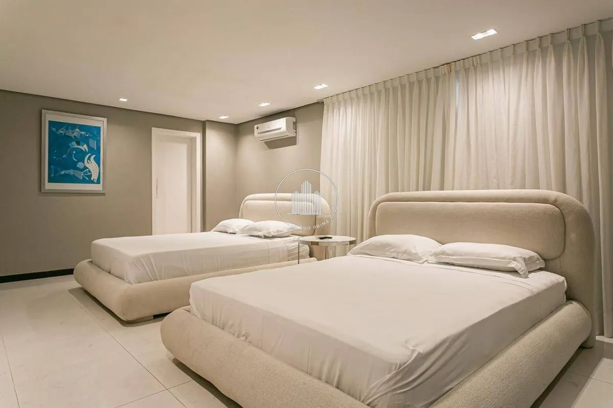 House with 6 en-suite bedrooms, 800 m² and 4 parking spots — photo 26