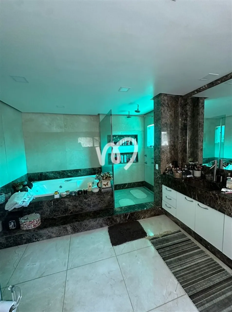 House with 5 bedrooms and 5 bathrooms plus open-plan kitchen — photo 10