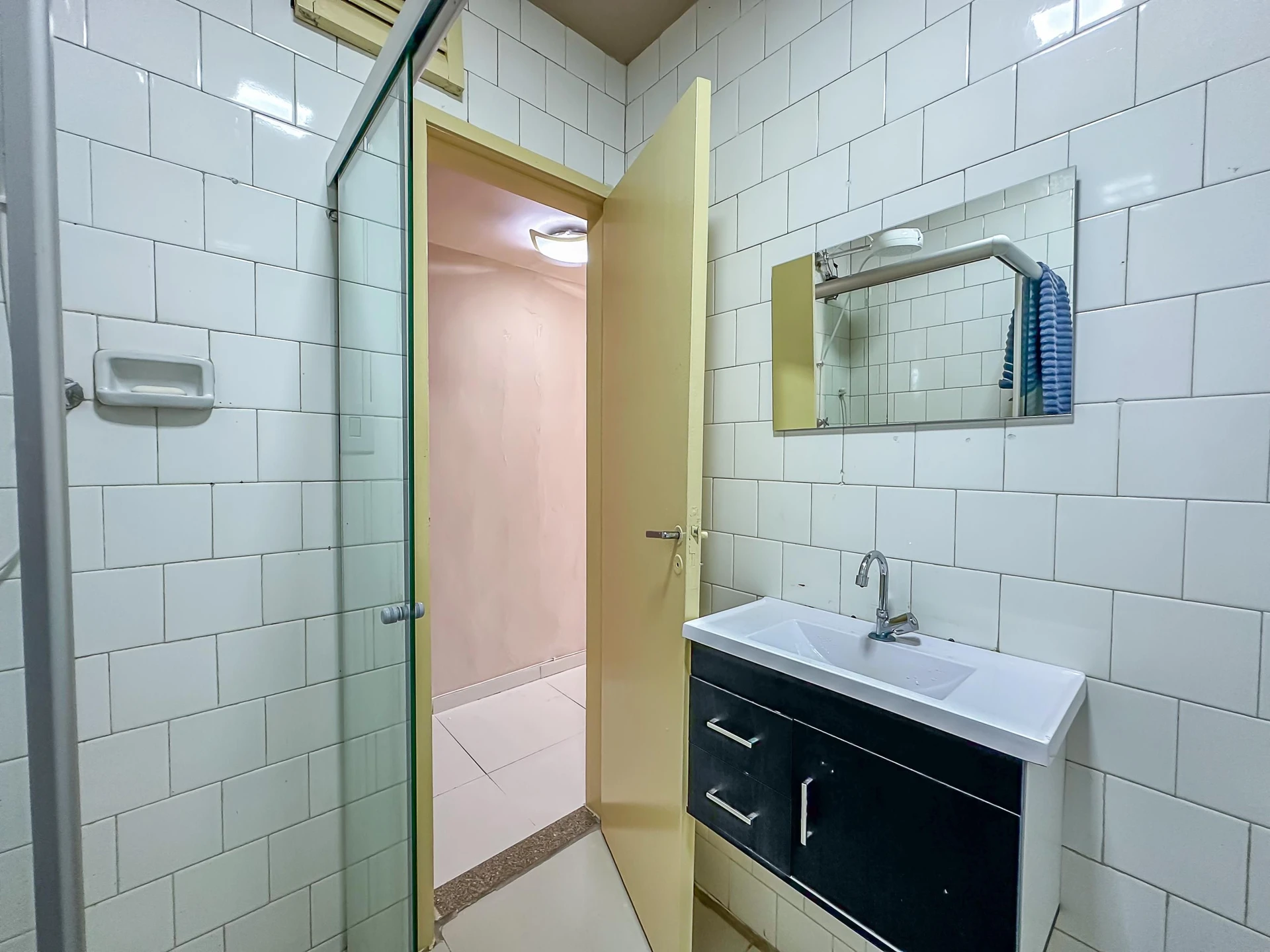 Furnished studio with a kitchenette and 1 bathroom — photo 14