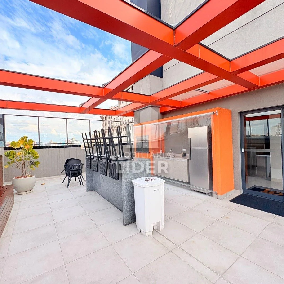 One-bedroom apartment in a building with a coworking space — photo 12
