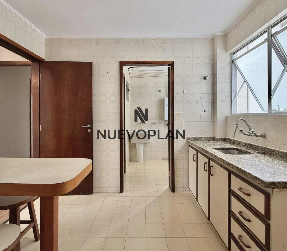 Wood or laminate floors in a 3-bedroom apartment, 78 m² — photo 19
