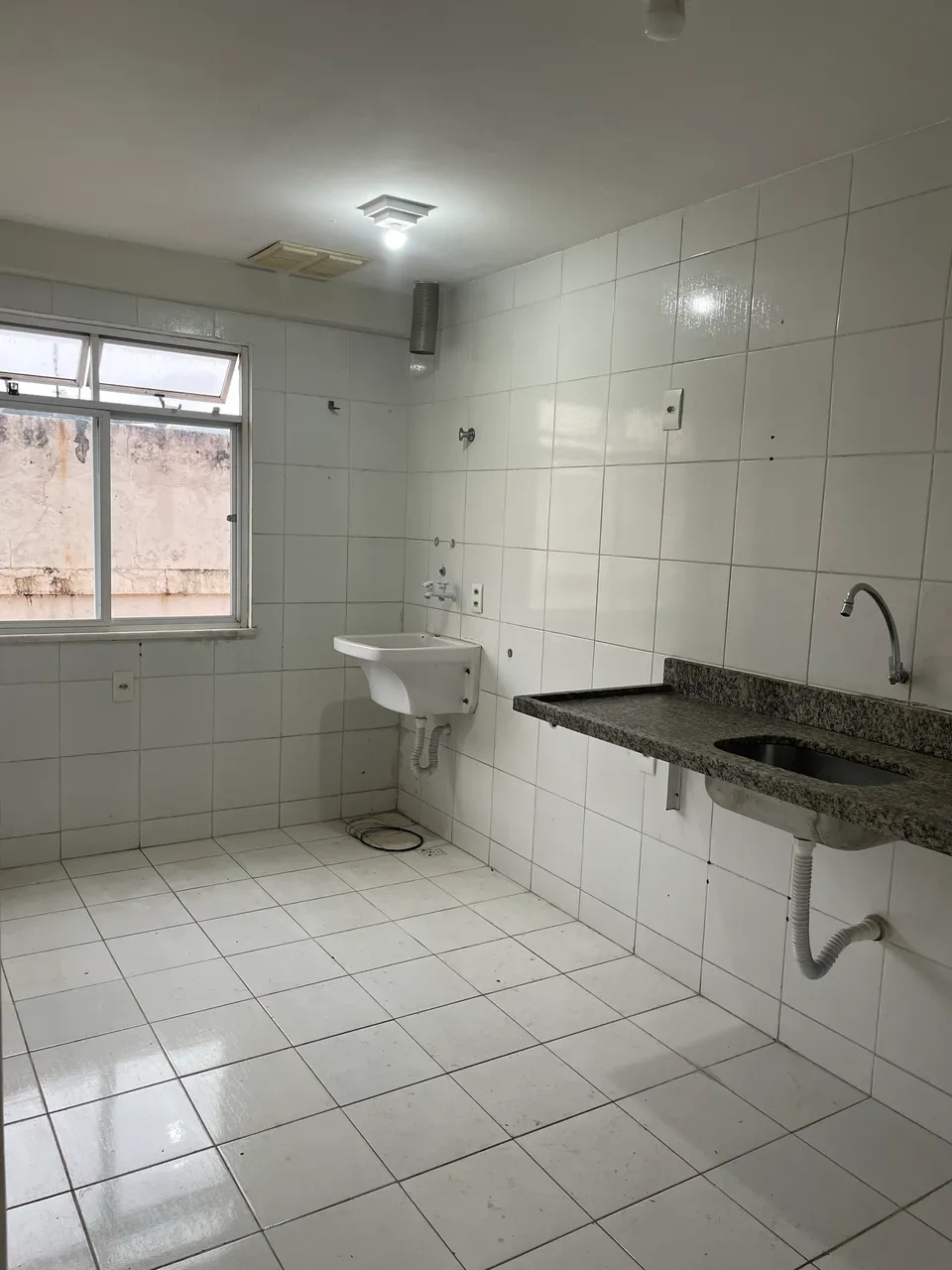Unfurnished 2-bedroom apartment with a glass shower — photo 2