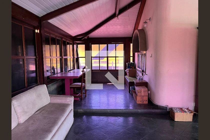 Furnished house with 5 bedrooms and 700 m²