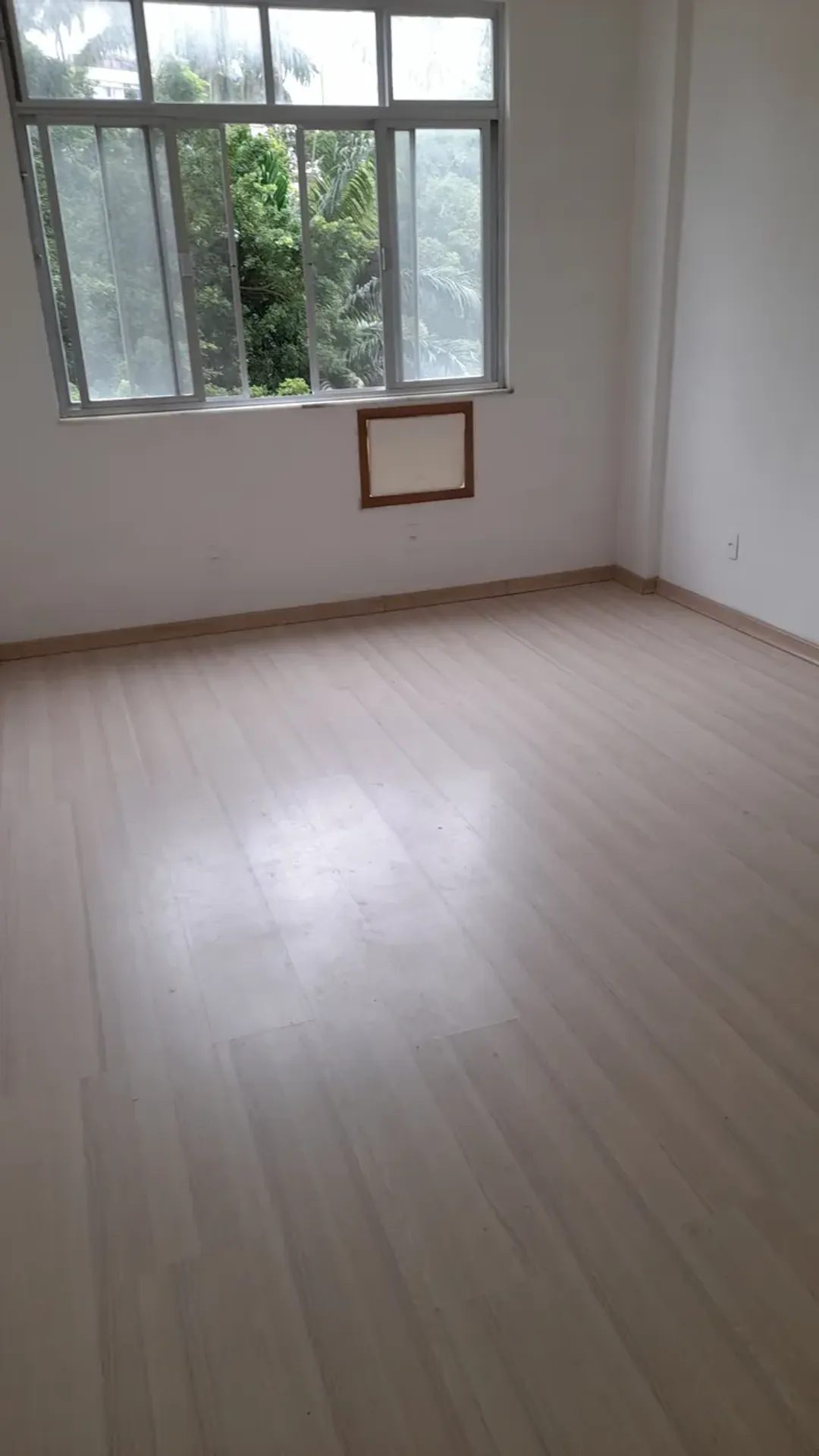 Studio on the 4th floor with wood or laminate floors — photo 2