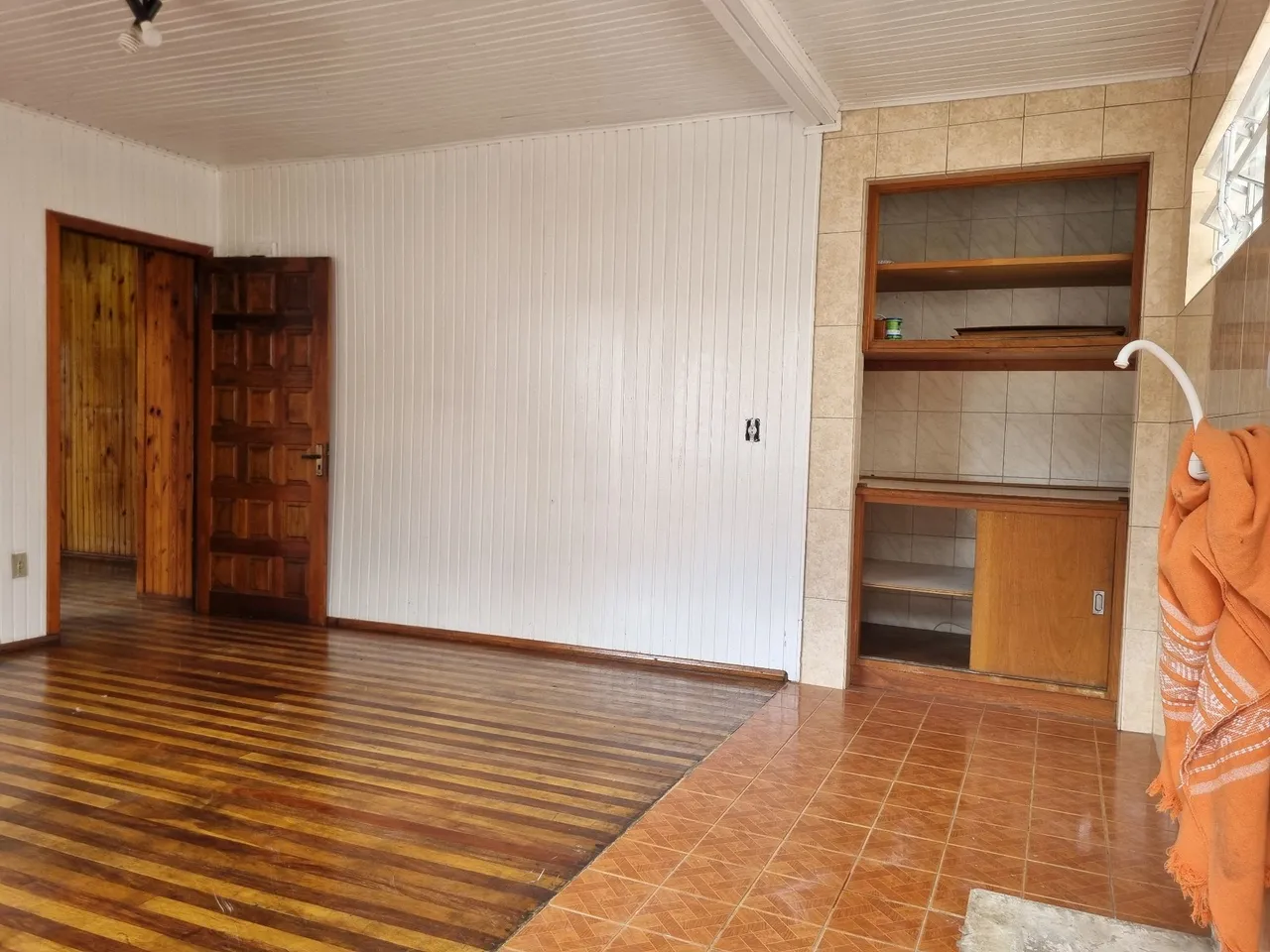 3-bedroom house with wood or laminate floors in Curitiba — photo 18