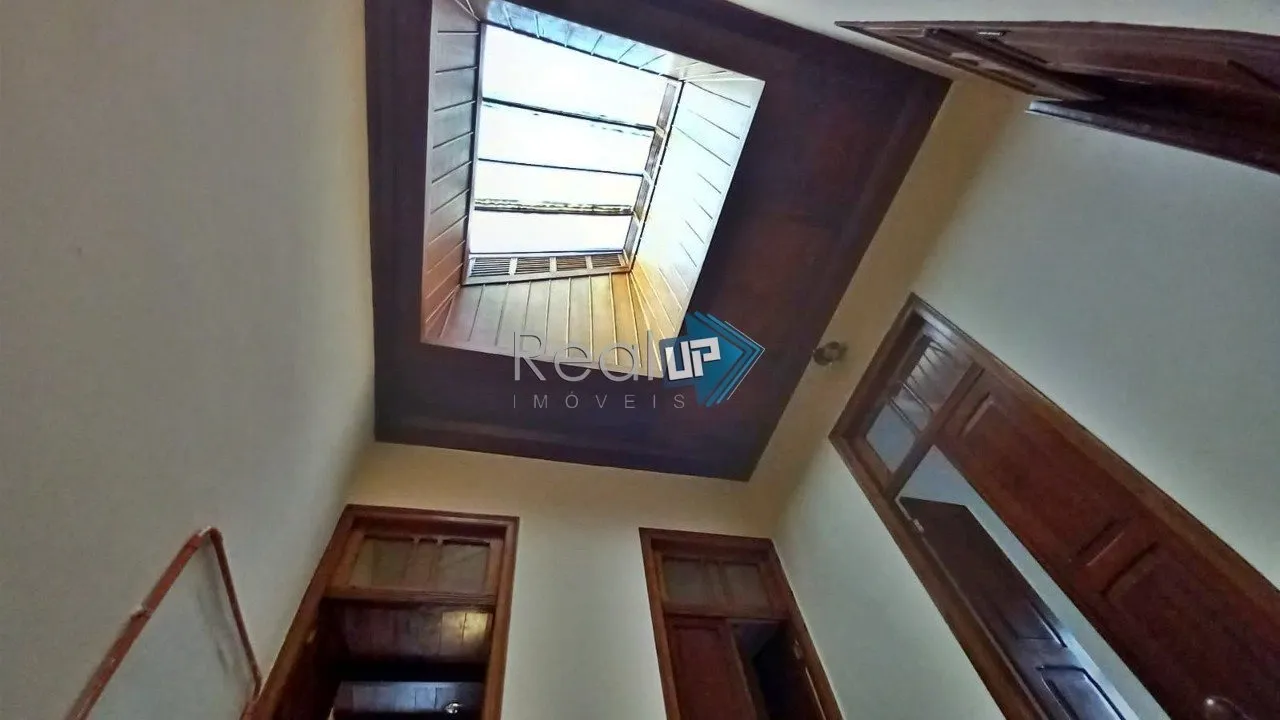 Colonial-style house with 3 bedrooms and a balcony — photo 47
