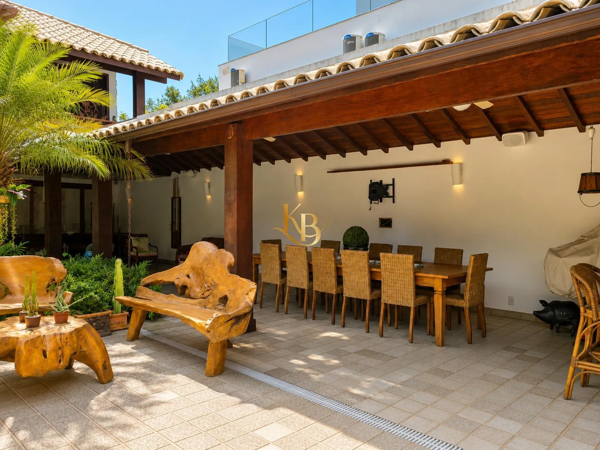 House with 5 bedrooms and a closed separate kitchen — photo 9