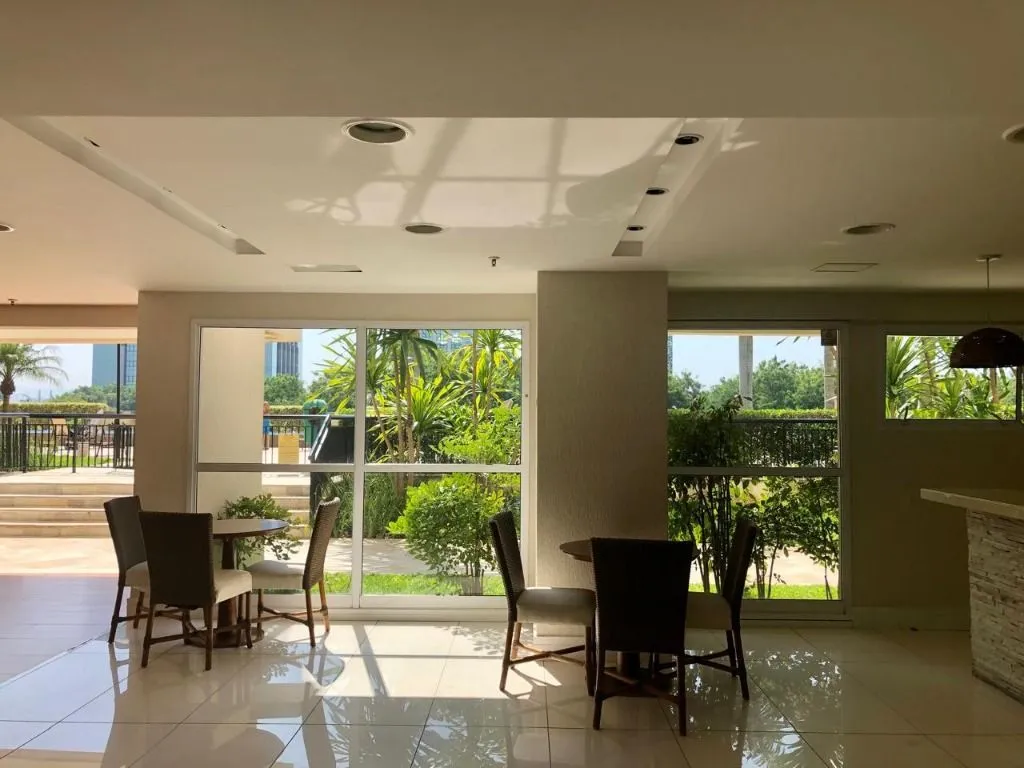 Furnished 2-bedroom apartment with window city view — photo 15