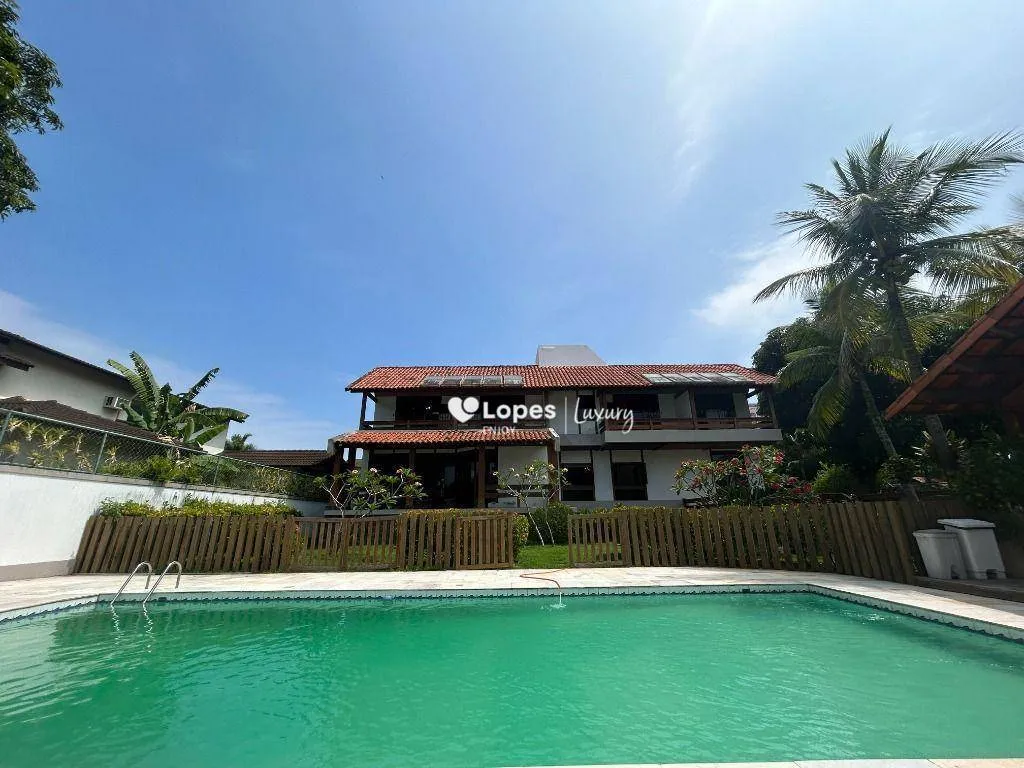 House with 5 en-suite bedrooms and an open gas kitchen
