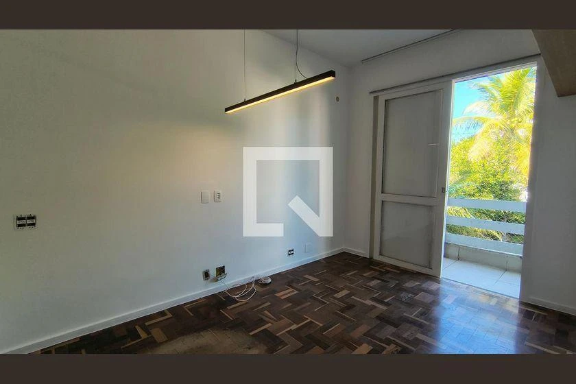 House with 4 bedrooms and a balcony with grill — photo 24