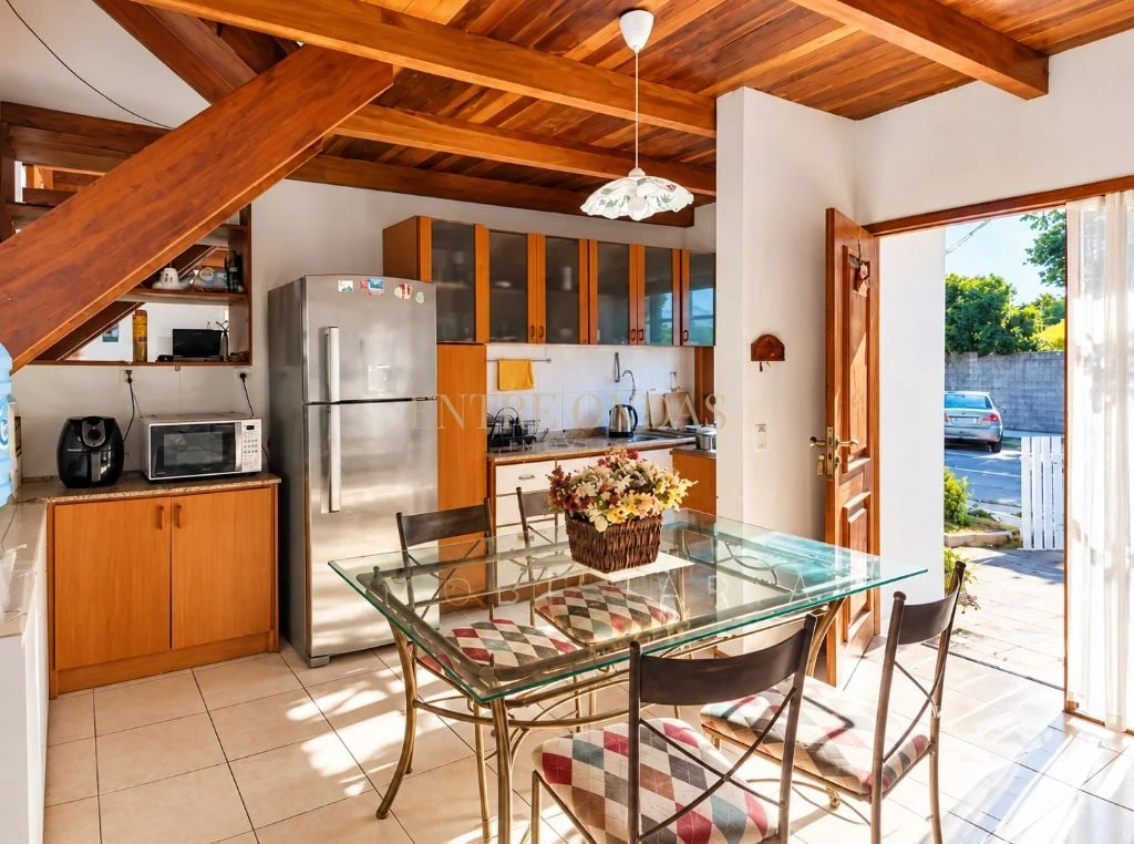 4-bedroom house with a bathtub in Florianópolis — photo 2