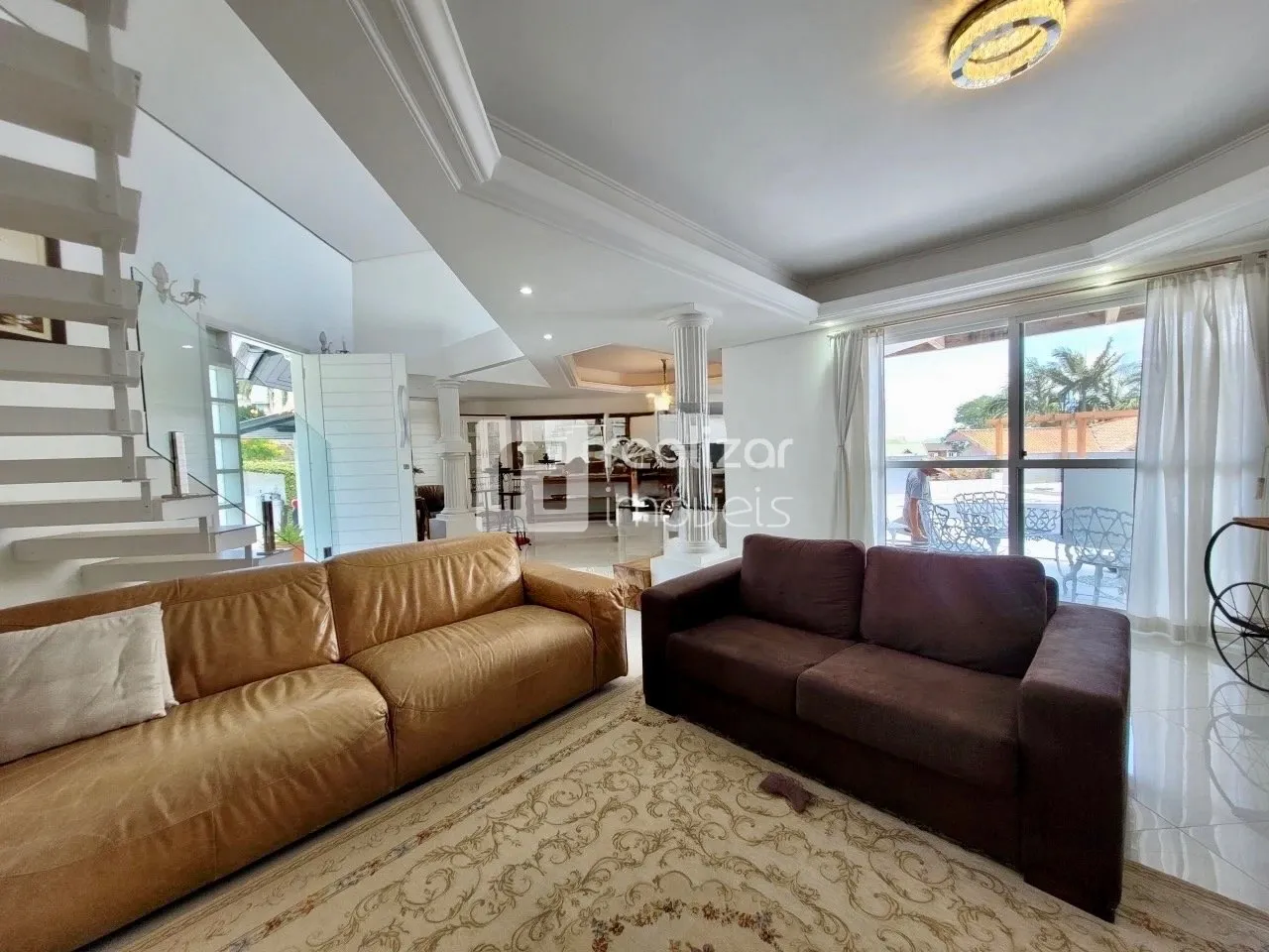 Casa de 4 suítes com 605 m² e 5 vagas no 1º andar