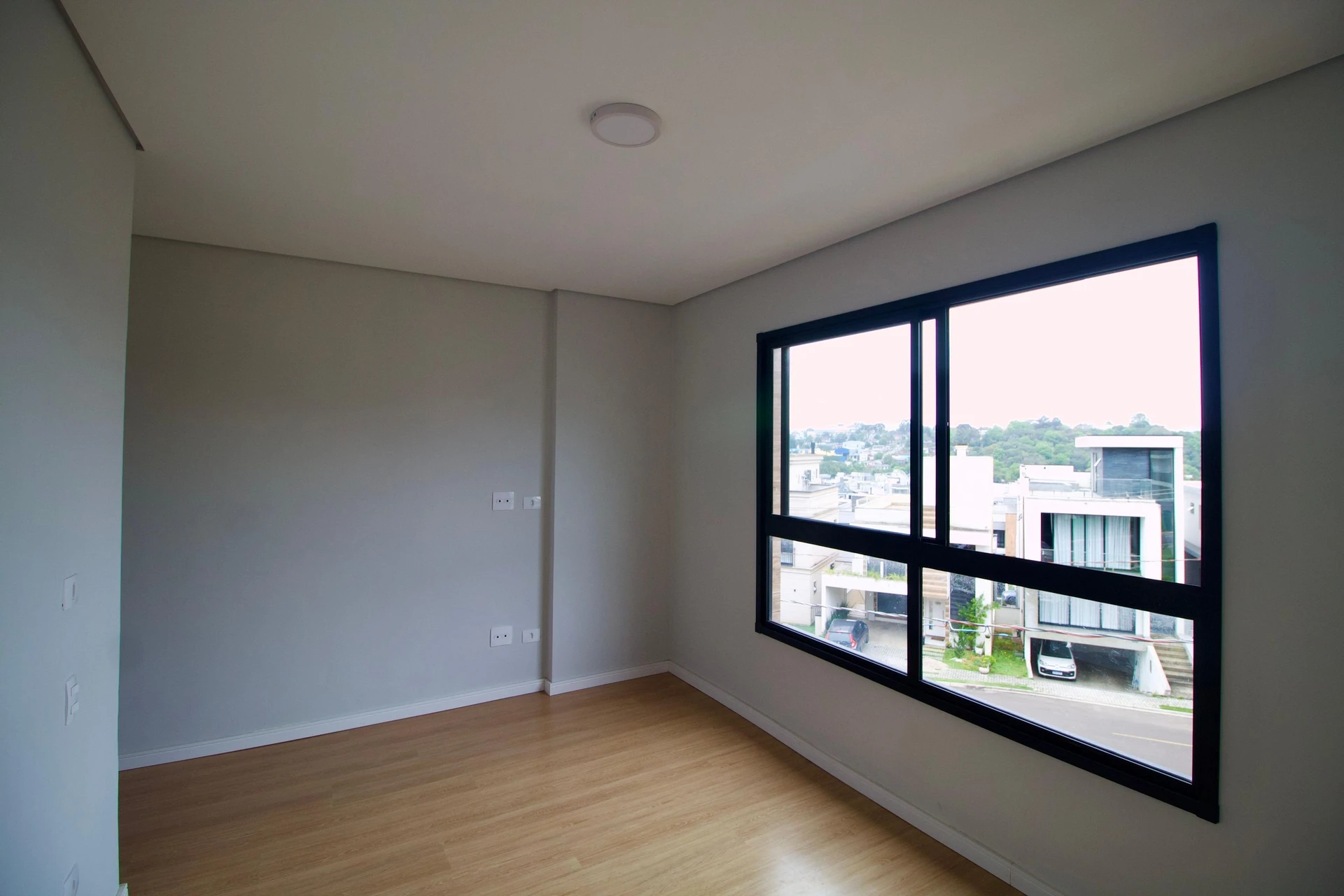 Floor-to-ceiling windows in a 3-bedroom house, 160 m² — photo 27