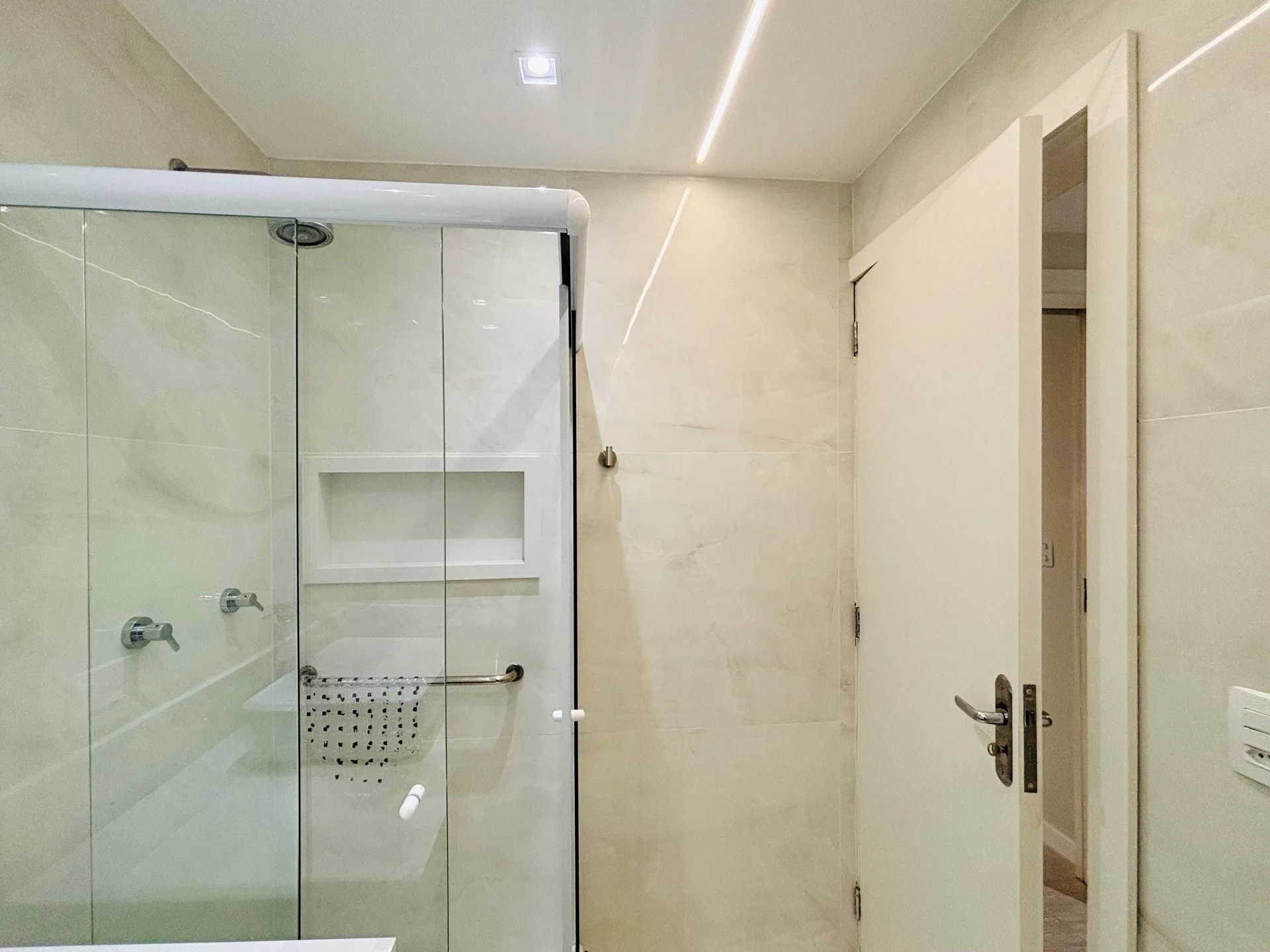 Washing machine in a 3-bedroom apartment, 401 m² — photo 23