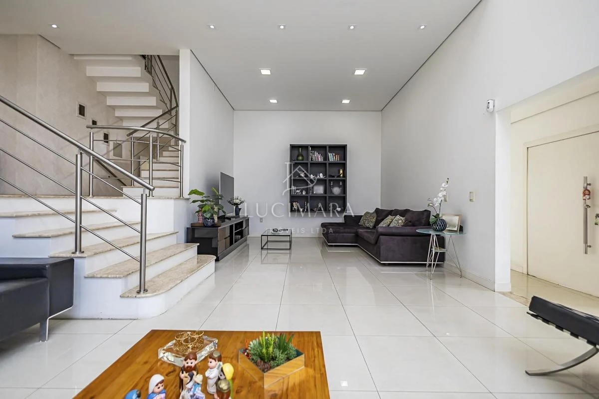 Bathtub in a 4-bedroom house, 400 m² — photo 4