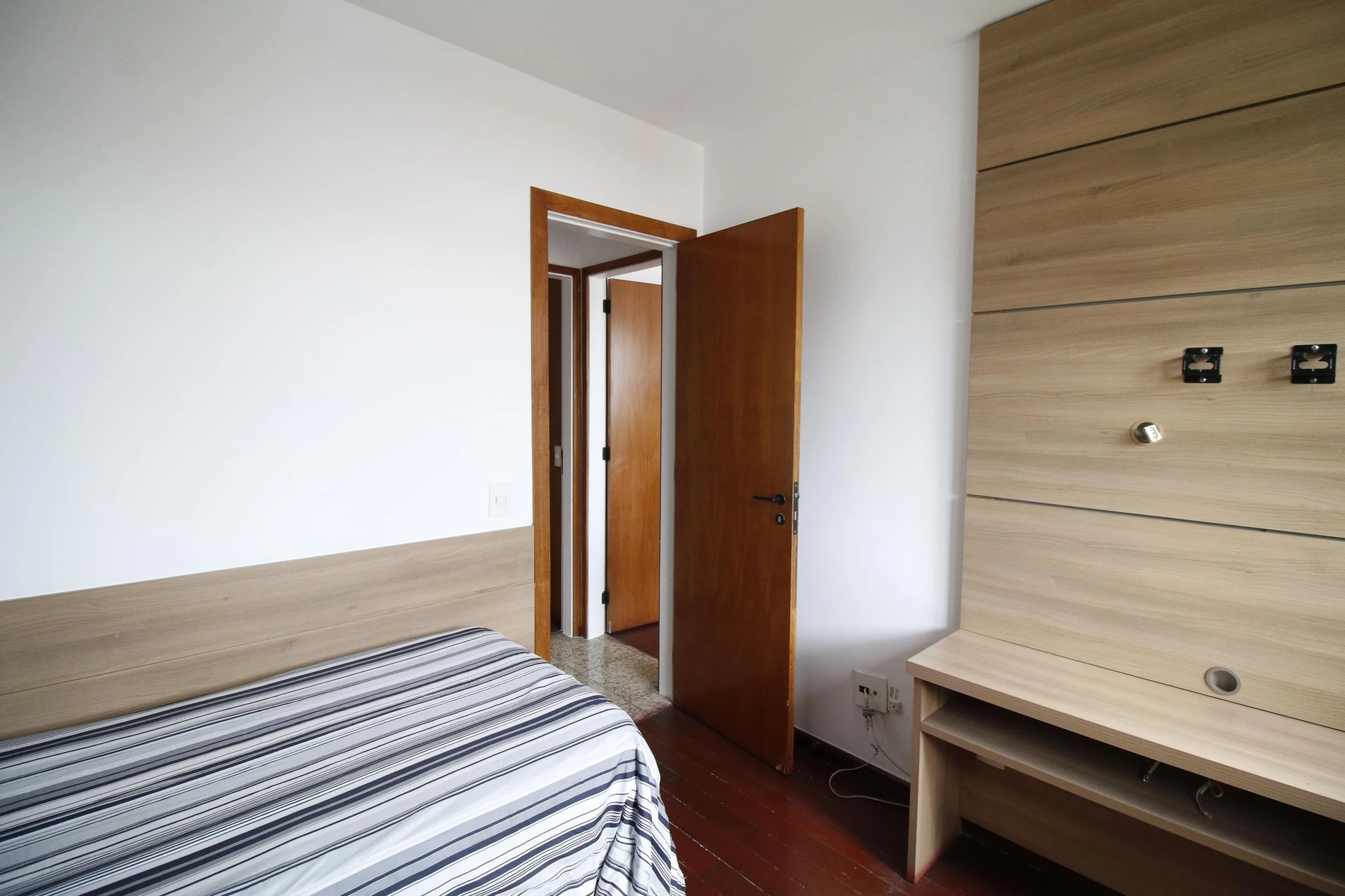 Balcony with a grill in a 4-bedroom apartment, 172 m² — photo 28