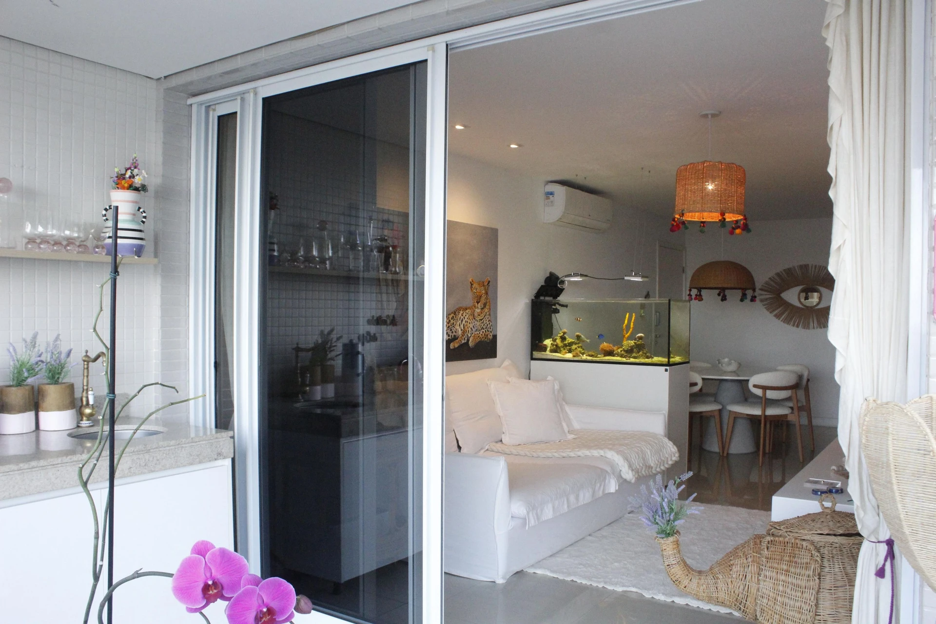 Glass-enclosed balcony in a 3-bedroom apartment, 115 m² — photo 24
