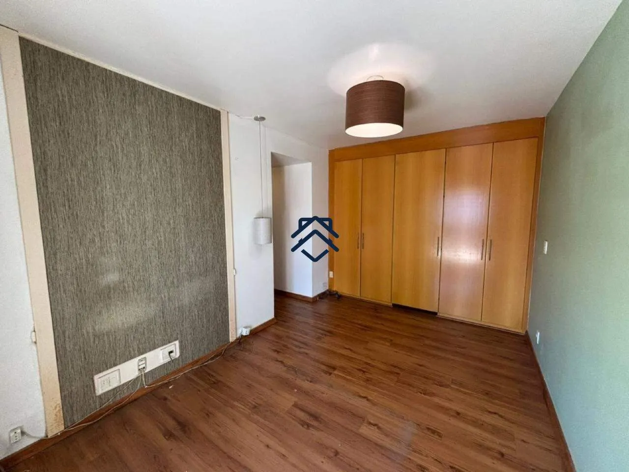 4-bedroom apartment with 2 enclosed balconies — photo 3