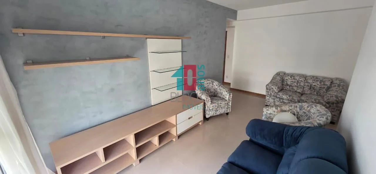 Apartamento de 2 quartos com varanda e cozinha fechada