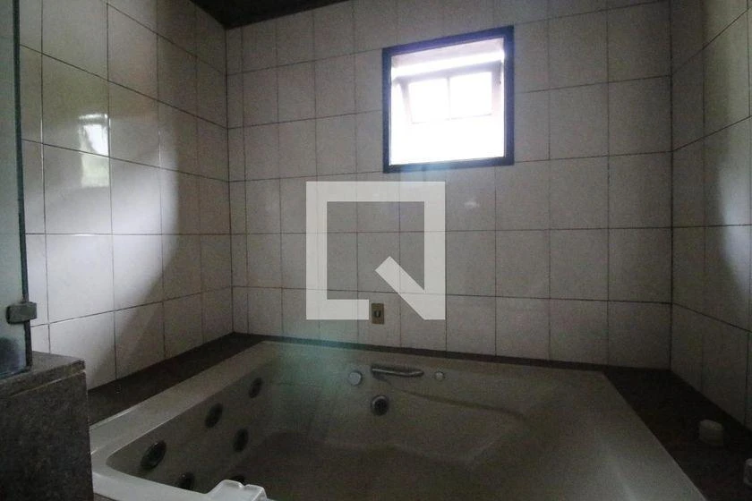 Casa de 500 m² com banheira e janelas do piso ao teto — photo 34