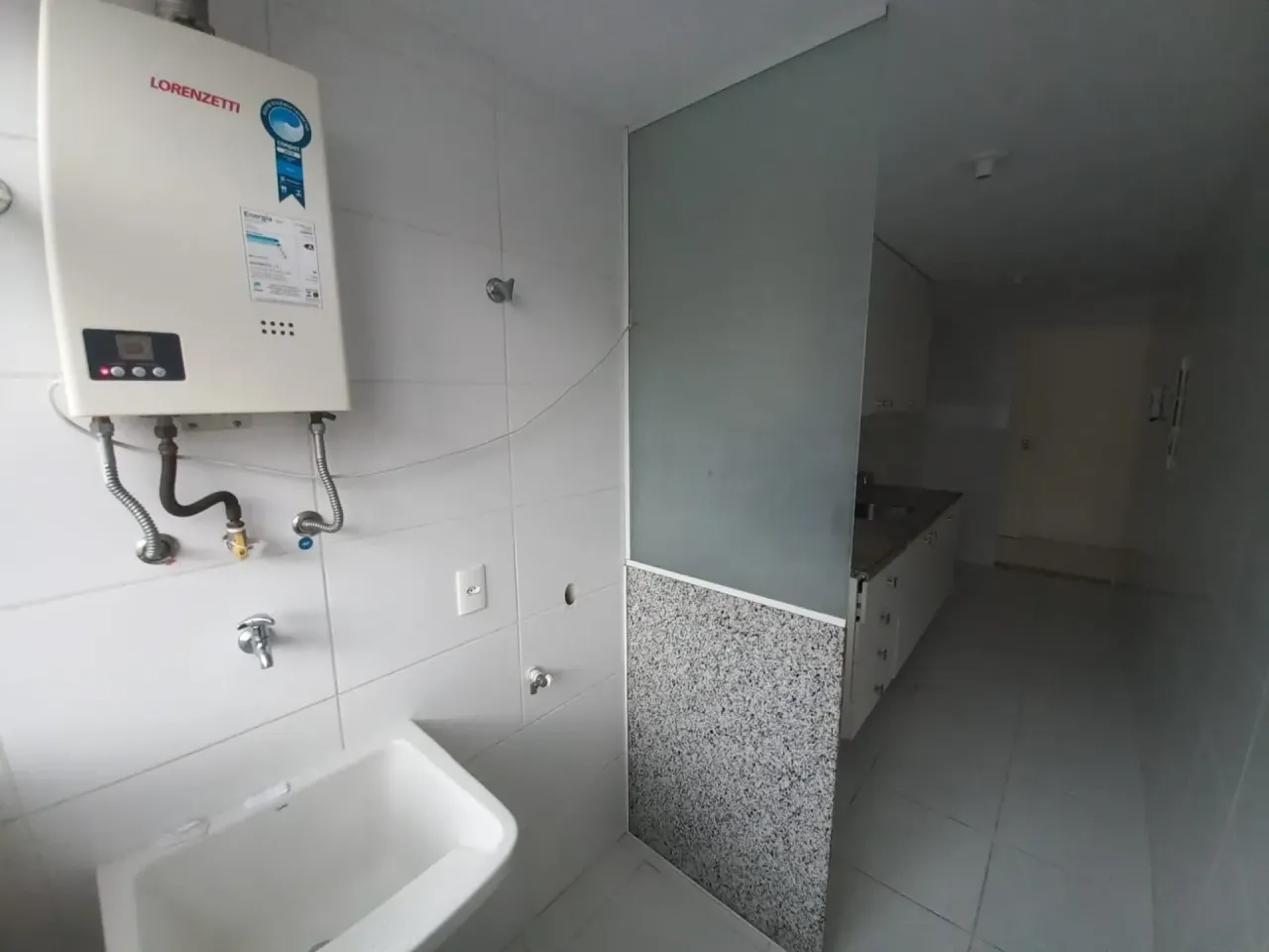 3-bedroom 3-bath apartment with 1 parking space — photo 4