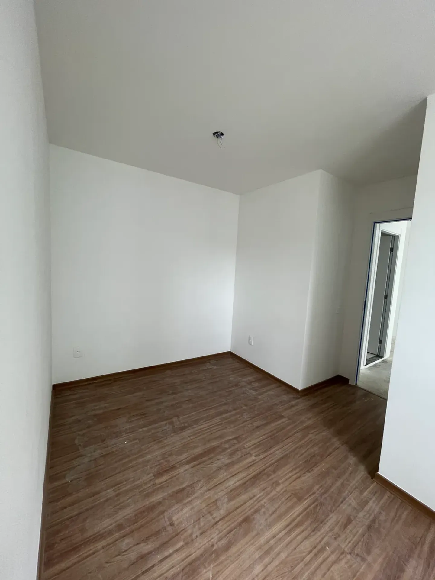 Apartamento de 2 quartos com piso de madeira ou laminado — photo 8