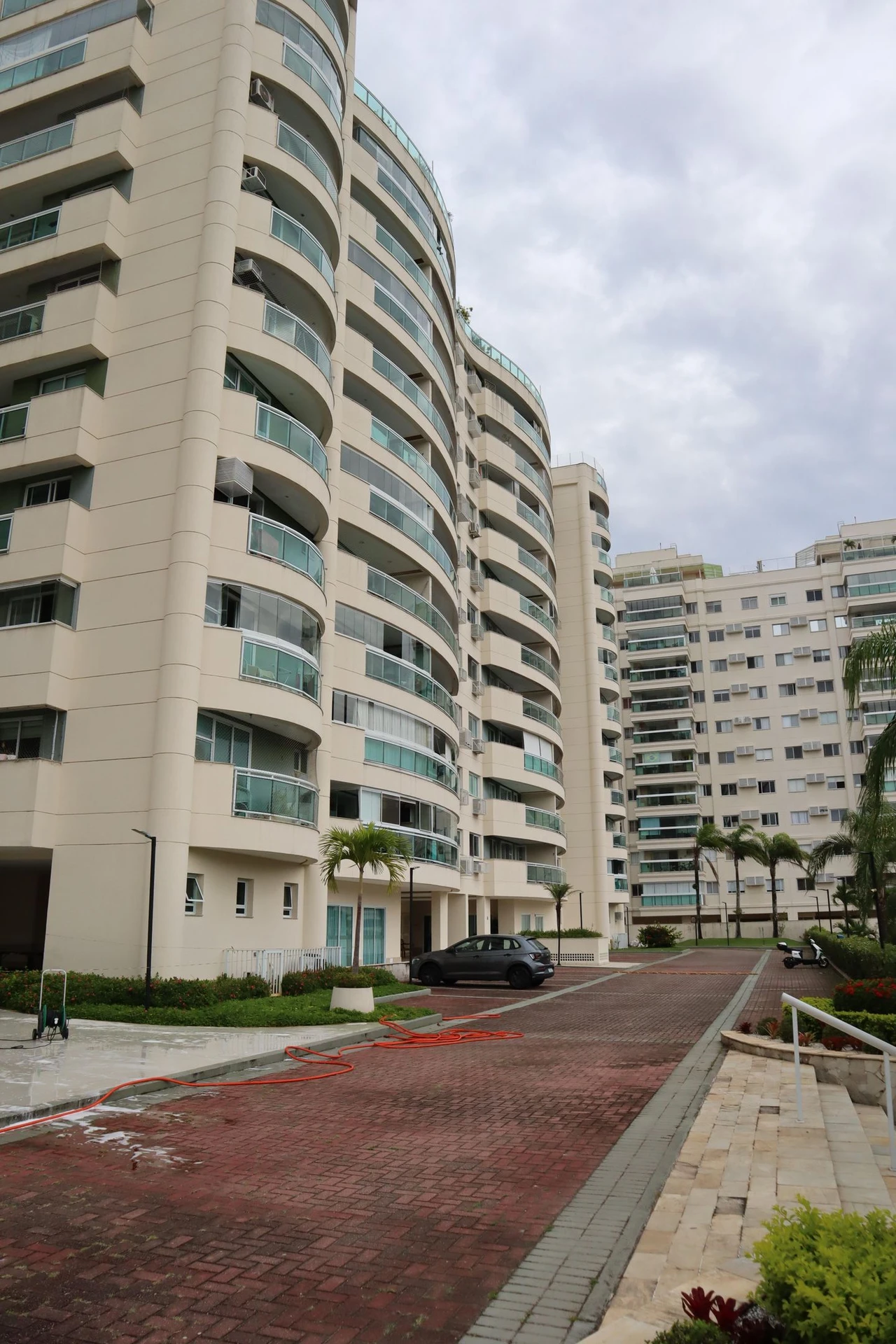 2-bedroom apartment with a mountain view — photo 10