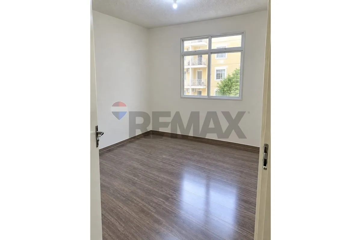 2-bedroom apartment with wood or laminate floors — photo 5