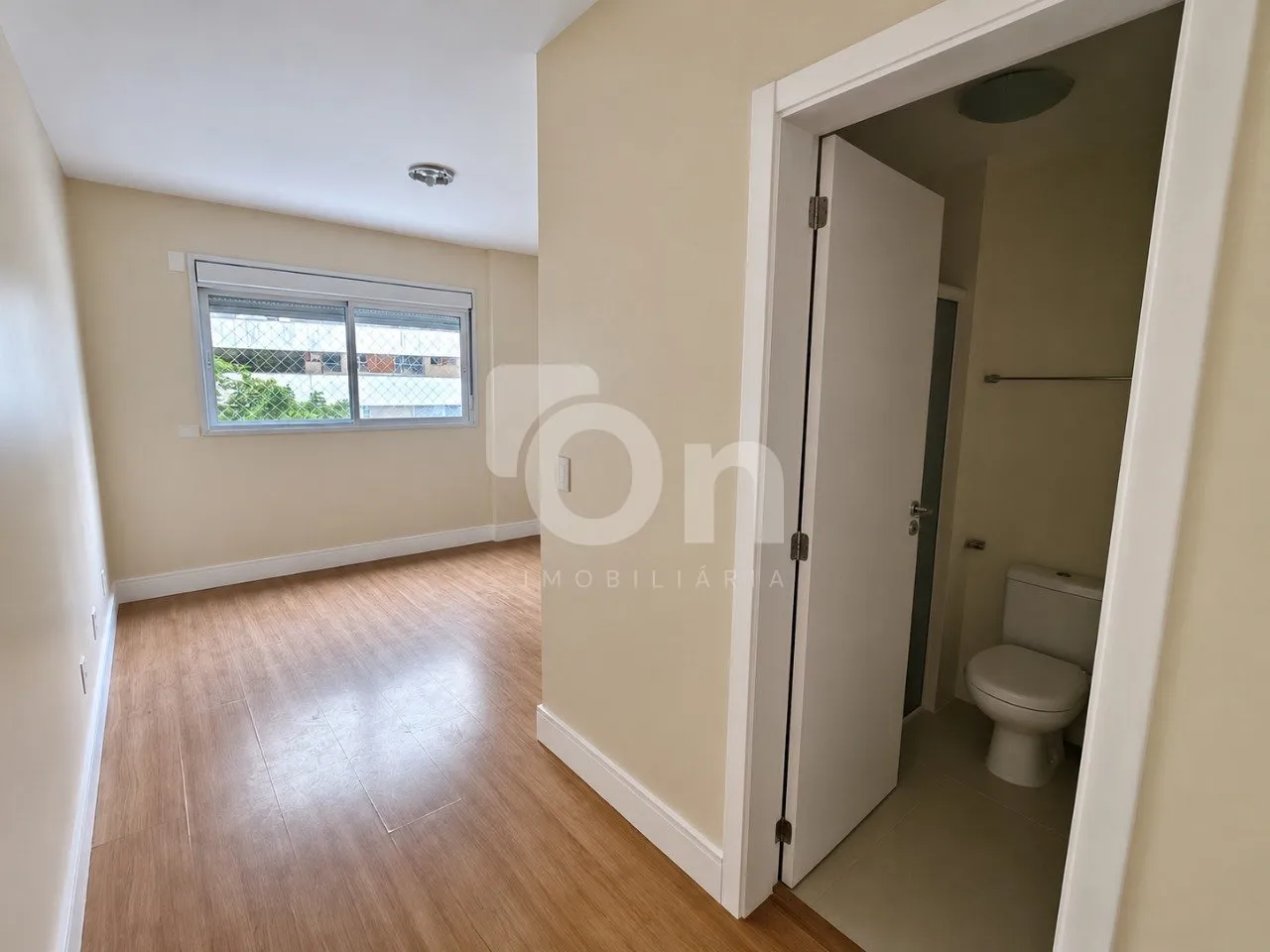 Bathtub in a 4-bedroom apartment, 178 m² — photo 20