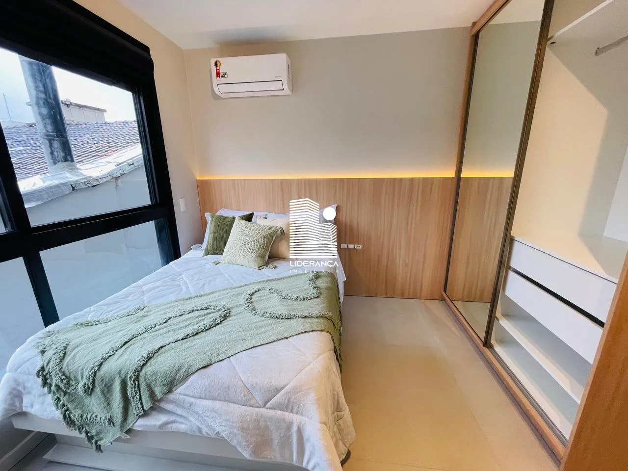 Floor-to-ceiling windows in a one-bedroom apartment, 17 m² — photo 6