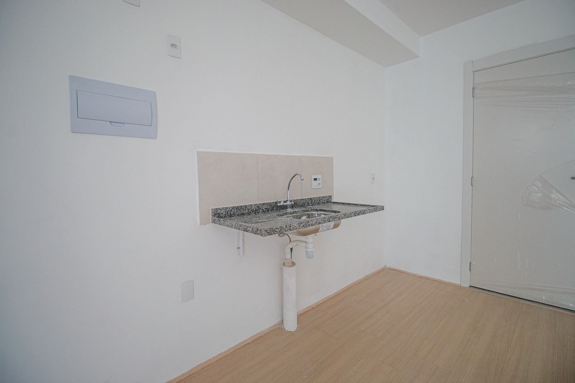 One-bedroom apartment with wood or laminate floors — photo 8