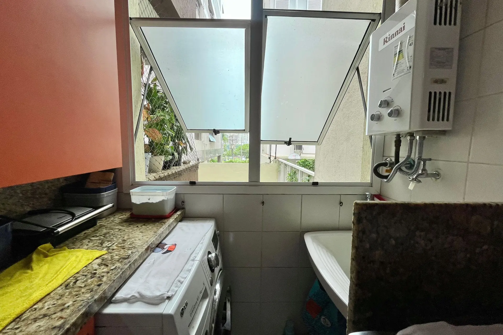 Furnished 1-bedroom apartment with pet-friendly policy — photo 34