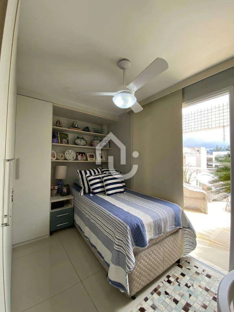 Walk-in closet in a 4-bedroom apartment, 210 m² — photo 2