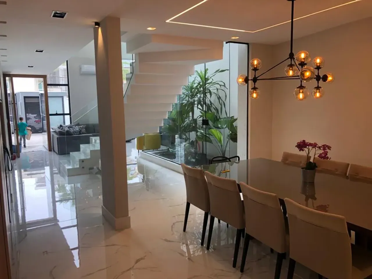 5-bedroom 5-bath house with 3 parking spaces